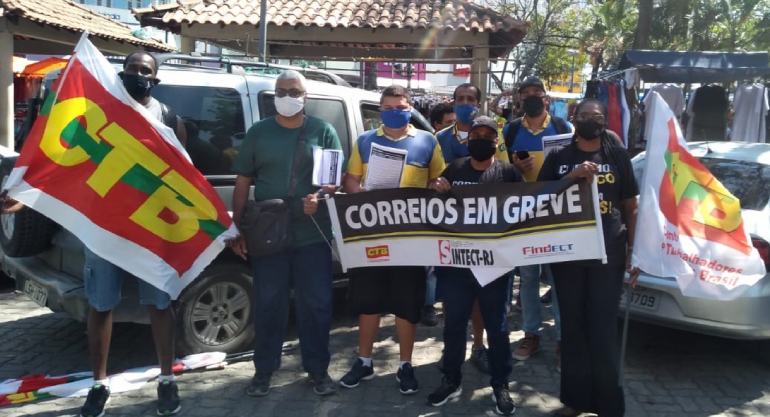 Carta aberta é distribuída pelos trabalhadores dos Correios para a população de Bonsucesso/RJ