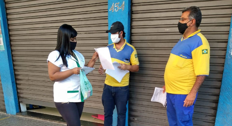 Trabalhadores dos Correios entregam carta aberta e conversam com a população de Barra Mansa/RJ