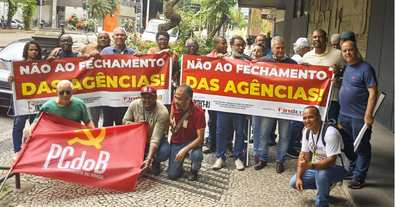Ato do Sintect-RJ contra fechamento de agências, suspensão das férias e redução dos salários