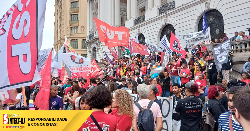 Protesto contra Trump reúne milhares de pessoas na Cinelândia