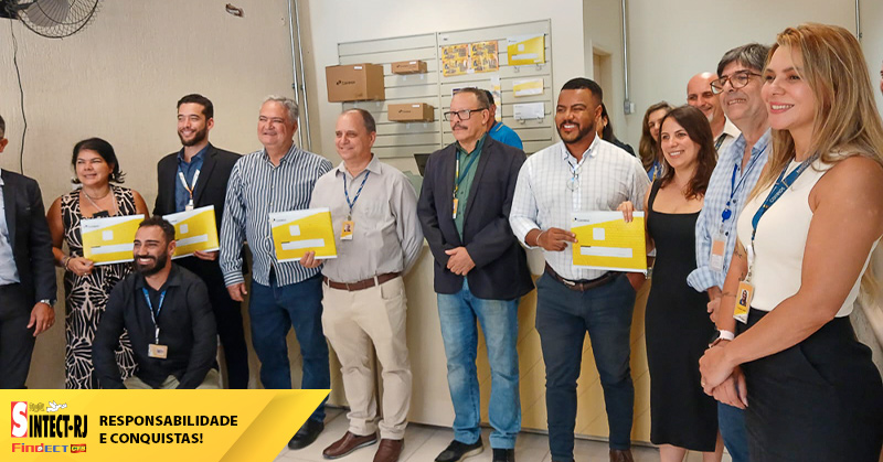 Trabalhadores de Petrópolis comemoram a reabertura do Palácio dos Correios