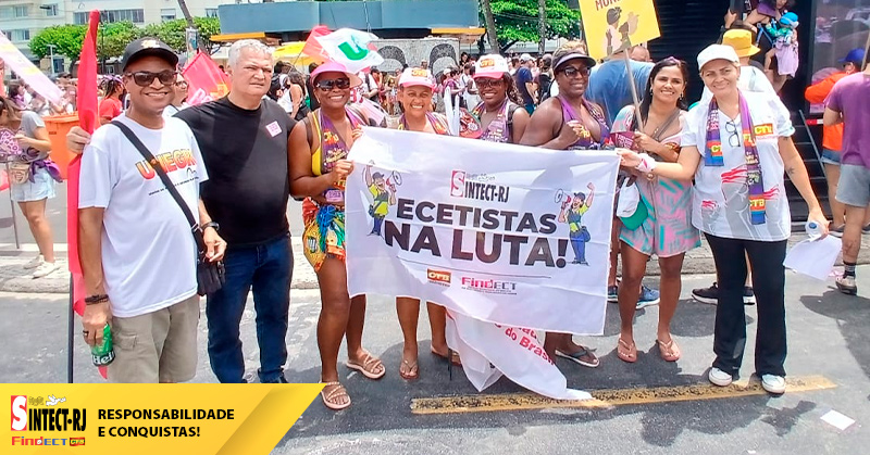 Mulheres se reúnem em Copacabana contra a violência e o feminicídio