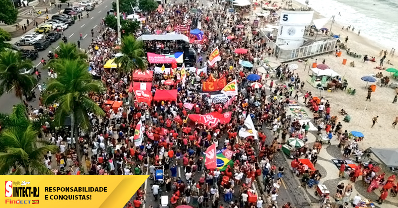 Praia de Copacabana recebe multidão no dia do trabalhador pelo fim da escala 6×1